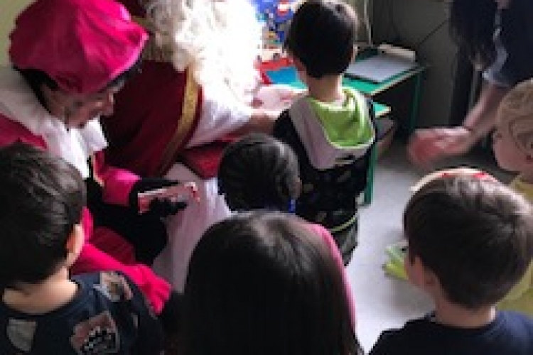 K1 Sint en Piet op bezoek in de klas