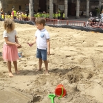 K3 Spelen in een reuzegrote zandbak