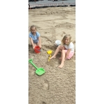 K3 Spelen in een reuzegrote zandbak