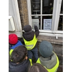 De derde kleuterklas gaat op zoek naar letters en cijfers in het straatbeeld.