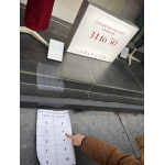 De derde kleuterklas gaat op zoek naar letters en cijfers in het straatbeeld.