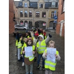 De derde kleuterklas gaat op zoek naar letters en cijfers in het straatbeeld.