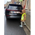 De derde kleuterklas gaat op zoek naar letters en cijfers in het straatbeeld.