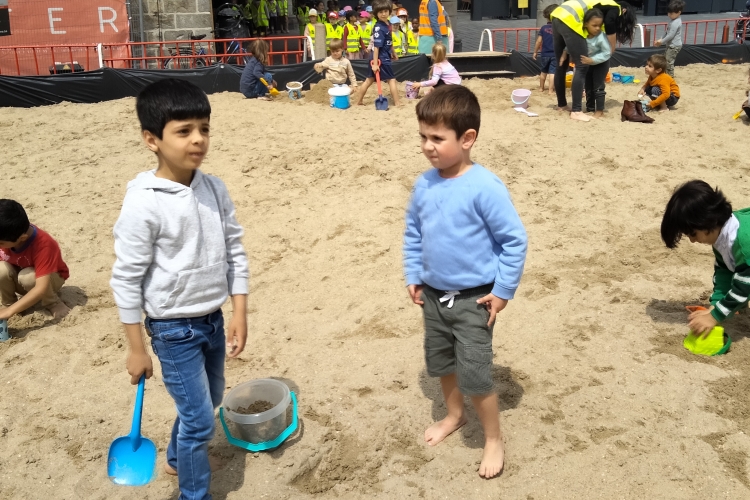 K3 Spelen in een reuzegrote zandbak